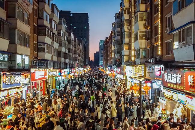 长春桂林路商业街区尽显消费活力。人民网记者 李洋摄